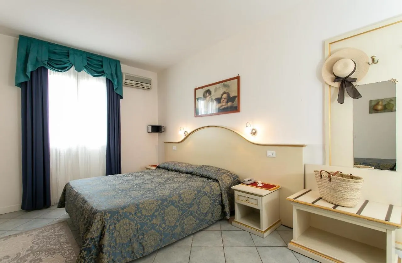 Hotel Elpiro Lido di Jesolo 4*,